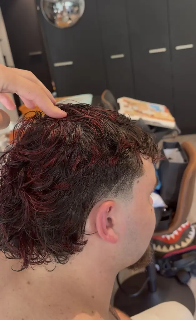 Réalisation T3B Barber — Couleur rouge sur cheveux bouclés
