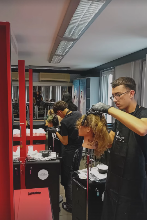 Nicolas, barber T3B en plein travail dans un salon